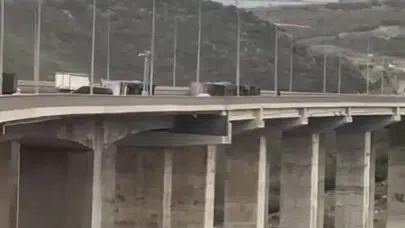 SON DAKİKA! FIRTINA YOLLARDA TIRLARI YAN YATIRDI!