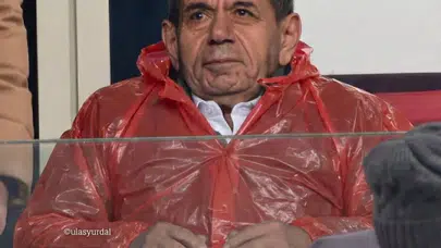 GALATASARAY TARAFTARLARI SONUCA DEĞİL “POŞET YAĞMURLUĞA “İSYAN EDİYOR!