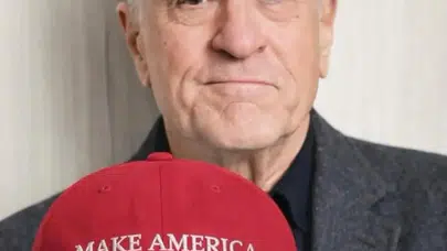 ROBERT DE NİRO’DAN ŞAPKALI MESAJ:“AMERİKAYI TRUMPSIZ TEKRAR YAP!”