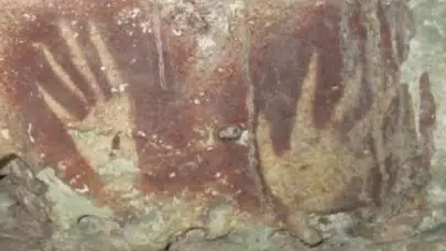 ENDONEZYA’DA 67 BİN YIL ÖNCESİNE AİT EL ŞABLONLARI BULUNDU!