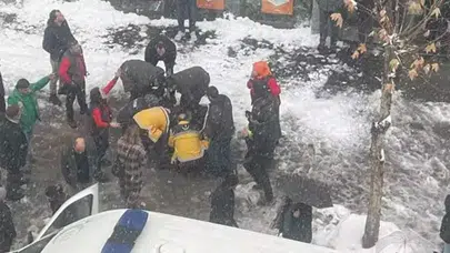 BİNGÖL'DE ÜZERİNE KAR KÜTLESİ DÜŞEN KADIN YAŞIMINI KAYBETTİ!