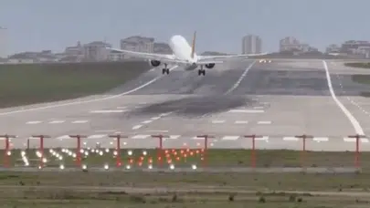 SABİHA GÖKÇEN’DE FIRTINA NEDENİYLE UÇAK PİSTİ PAS GEÇTİ!