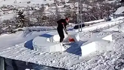 ARTVİN'DE ÇATIDAKİ KAR İLE AY YILDIZLI BAYRAK FİGÜRÜ YAPTI!