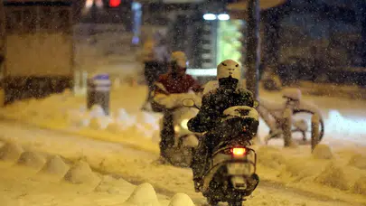 KARA BÜRÜNEN İSTANBUL’DA KAR TEDBİRLERİ ALINDI!