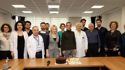 İLK YÜZ NAKLİ OLAN UĞUR ACAR 14.YILINI HASTANEDE KUTLADI!