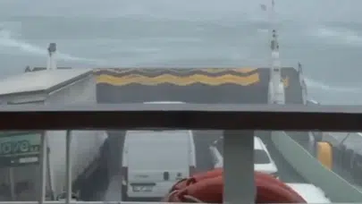 MARMARA’DA FIRTINAYA YAKALANAN FERİBOT YOLCULARLA DEHŞETİ YAŞADI!