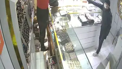 BAHÇELİEVLER'DE SAĞLIK MASKELİ KUYUMCU SOYGUNU KAMERADA!