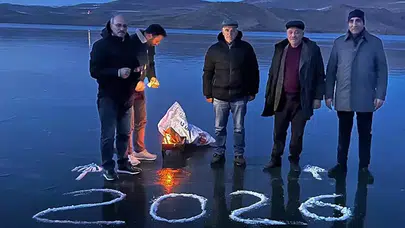 YENİ YILI YÜZEYİ BU TUTAN ÇILDIR GÖLÜ'NDE KAZ YİYEREK KARŞILADILAR!