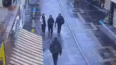 "BİRİNİ BIÇAKLAMAM LAZIM!" DİYEREK GENÇ KIZI BIÇAKLADI!