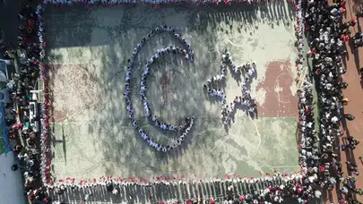 İLKOKUL ÖĞRENCİLERİNİN BAYRAK SEVGİSİ BÖYLE GÖRÜNTÜLENDİ!