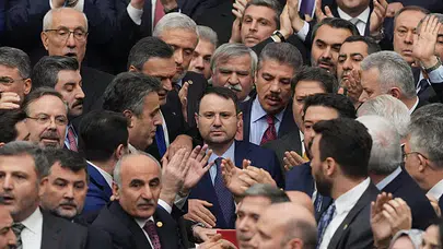 CHP’Lİ VEKİLLER GÜRLEK’İN ÖNÜNÜ KESEREK ENGELLEMEK İSTEDİLER!