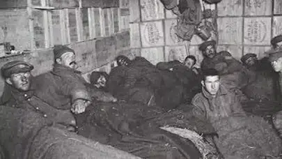 ÇANAKKALE SAVAŞI'NDA MEHMETÇİK SİPERDE DONARAK ŞEHİT OLMUŞ!