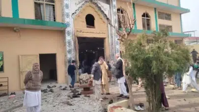 PAKİSTAN’DA CAMİDE CUMA NAMAZINDA BOMBALI KATLİAM!