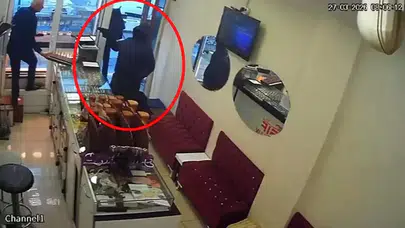 DİYARBAKIR'DA SİLAHLI VE MASKELİ İKİ ŞÜPHELİ KUYUMCUYU SOYDU!