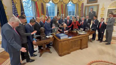 ABD’DE DİN ADAMLARI OVAL OFİS’TE BÖYLE DUA SEANSI YAPTI!