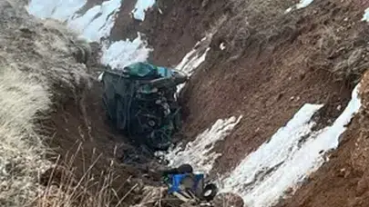 OTOMOBİL ŞARAMPOLE YUVARLANDI! 2 ÖLDÜ 2 YARALI VAR!