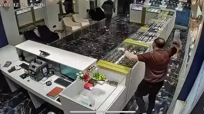 KUYUMCU SOYGUNUNU ÇAY KAZANI FIRLATARAK ÖNLEDİ!