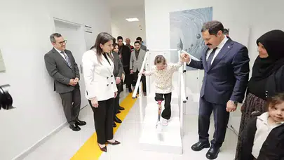 DEPREMZEDE ZEYNEP PROTEZ BACAK İLE YÜRÜMEYE BAŞLADI!