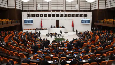FLAŞ GELİŞME! TBMM SOSYAL MEDYAYA 15 YAŞ SINIRI GETİRDİ!
