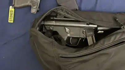 LONDRA BELEDİYE BAŞKANI’NIN EVİNİN ÖNÜNDE SİLAH SKANDALI!