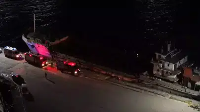 ÜSKÜDAR'DA TEKNE KIYIYA BAĞLI GEMİYE ÇARPARAK BATTI!