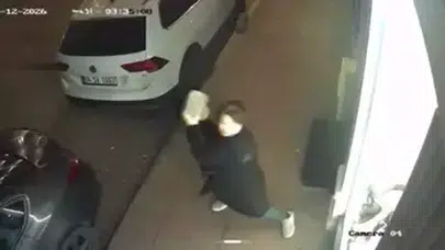 FATİH'DE BİR KADIN DÜKKANIN CAMINI KALDIRIM TAŞI İLE KIRDI!