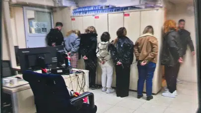 TERÖR SALDIRISI SIRASINDA POLİSLERLE DALGA GEÇENLERE GÖZALTI!