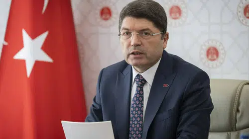 ADALET BAKANI YILMAZ TUNÇ GEBZE'DE ÇÖKEN 7 KATLI BİNA İÇİN KONUŞTU!