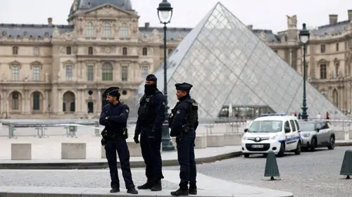 PARİS'DE LOUVRE MÜZESİ'NDEN NAPOLYON'UN 9 MÜCEVHERİ ÇALINDI!