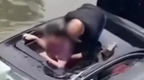 OTOMOBİLİ İLE NEHİRE DÜŞEN SÜRÜCÜ SON ANDA İŞTE BÖYLE KURTARILDI!