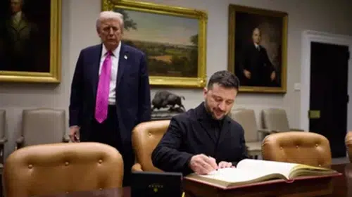“BAŞKAN TRUMP ZELENSKİ’YE DOSYA FIRLATIP KÜFÜR ETTİ!” İDDİASI!
