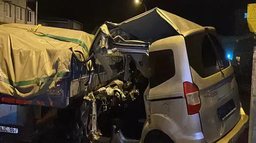 POLİSİN "DUR!" İHTARINA UYMAYARAK KAÇAN ARAÇ DURAN TIR'A ÇARPTI!