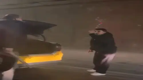 TAKSİCİ TRAFİKTE TARTIŞTIĞI MOTOSİKLETLİ GENCİN BAŞINI YARDI!