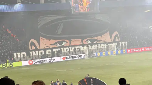 ÇEK’LERİN IRKÇI PANKARTI VE PENALTI POZİSYONU İÇİN KOMİK AÇIKLAMA!