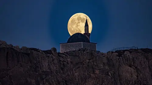 TÜRKİYE'NİN BİR ÇOK İLİNDE GÖRÜLEN "SÜPER AY" NE ANLAMA GELİYOR?