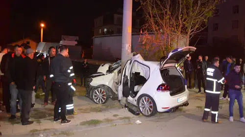 AKSARAY'DA AŞIRI HIZLA GİDEN OTOMOBİL ELEKTRİK DİREĞİNE ÇARPTI!