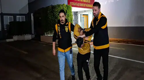 OTOMOBİLLE ÇARPTIĞI KIZINI YERE FIRLATAN BABA GÖZALTINDA!