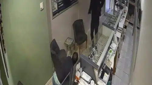KUYUMCUDAN SİLAHLA 5 KİLO ALTIN ALAN KASKLI SOYGUNCU KAMERADA!