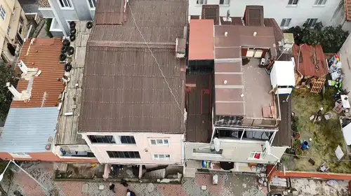 ARNAVUTKÖY'DE İSTİNAT DUVARI YIKILDI! 2 BİNA HEMEN TAHLİYE EDİLDİ!