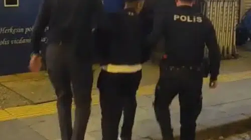 İZMİR’DE 50 YIL HAPİS CEZASI OLAN 16 YAŞINDAKİ GENÇ YAKALANDI!