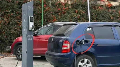 AKAR YAKITLI ARAÇ SÜRÜCÜSÜNÜN PARK UYANIKLIĞI PES DEDİRTTİ!