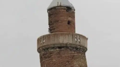 BU CAMİİ’NİN MİNARESİ PİSA KULESİ’NDEN DAHA EĞRİ!