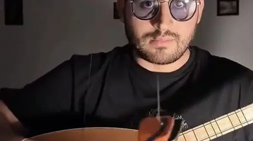 SAZINA KUKLA BAĞLAYAN İÇERİK ÜRETİCİSİ TOPAL OYUNU OYNATTI!