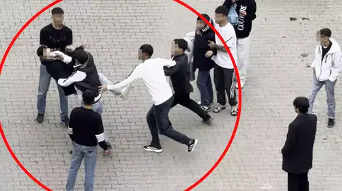 SİİRT'TE GENÇLERİN NEDENİ BİLİNMEYEN KAVGASI KAMERAYA BÖYLE YANSIDI!