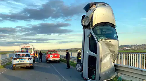 BARİYERE ÇARPAN HAFİF ARAÇ  DİK VAZİYETTE KALDI!