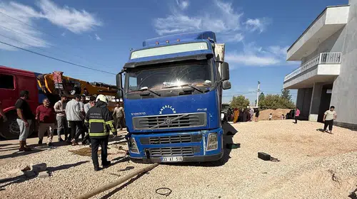 TIR'IN LASTİĞİNİ DEĞİŞTİRİRKEN KAYAN ARACIN ALTINDA KALDI!