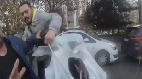 ATAŞEHİR'DE MOTOSİKLETLİ İLE YAYA ARASINDA KÜFÜR KAVGASI ÇIKTI!