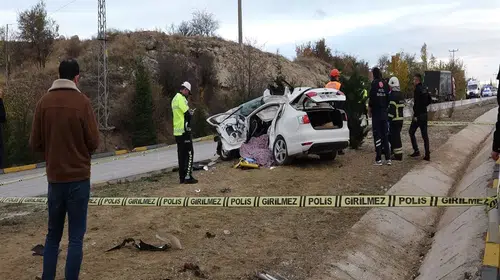 OTOMOBİLİ TIR İLE ÇARPIŞAN GENÇ AKADEMİSYEN YAŞAMINI YİTİRDİ!