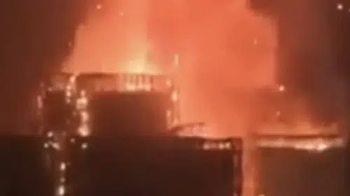 HONG KONG’DAKİ YANGIN 8 BİNA VE 2 BİN DAİREYİ SARDI!