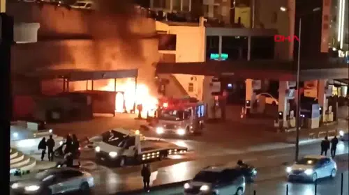 AKAR YAKIT İSTASYONUNDA ŞARJDAKİ OTOMOBİL BOMBA GİBİ PATLADI!